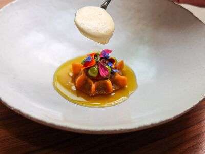 Quenelle crémeuse dressée à la cuillère, Dialogues Cave à Manger